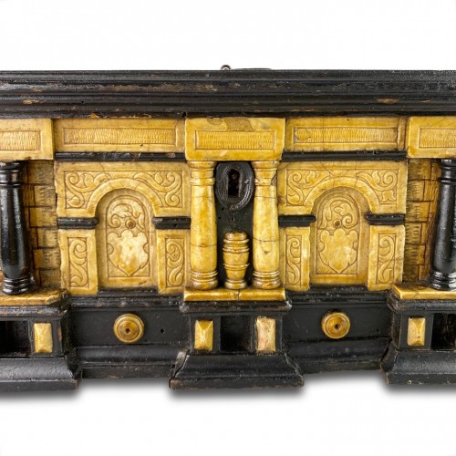  - Coffre-fort en albâtre doré et poirier noirci. Malines XVIIe siècle