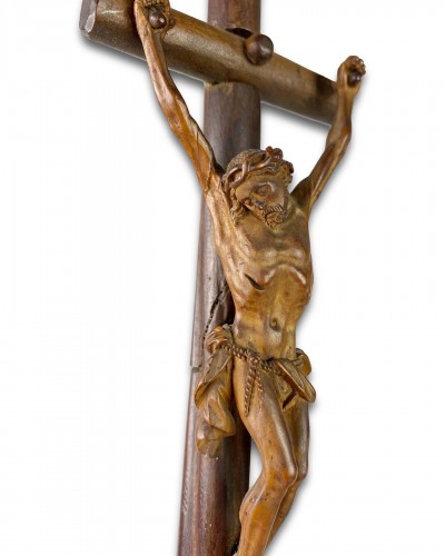 Antiquités - Crucifix baroque en bois fruitier sculpté en ronde-bosse. Allemagne du Sud, XVIIIe si