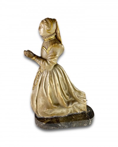 Sculpture  - Soulagement d'albâtre d'une femme en deuil agenouillée, France XVIe siècle