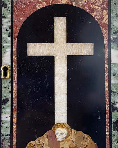 Objet de décoration  - Porte de tabernacle incrustée de marbre avec crucifix sur Golgotha - Italie XVIIe siècle
