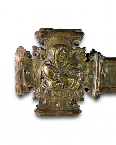 XVIe siècle et avant - Croix de procession Renaissance en cuivre doré. Italie XVe - XVIe siècles