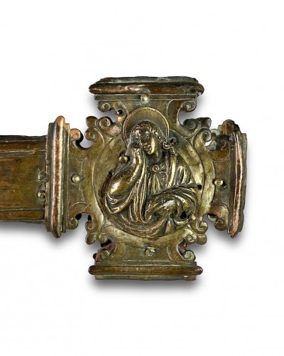Antiquités - Croix de procession Renaissance en cuivre doré. Italie XVe - XVIe siècles