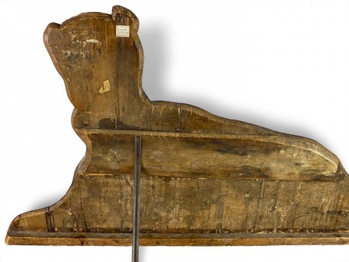 Objet de décoration  - Planche factice en forme de chien couché, Italie fin du 17e siècle