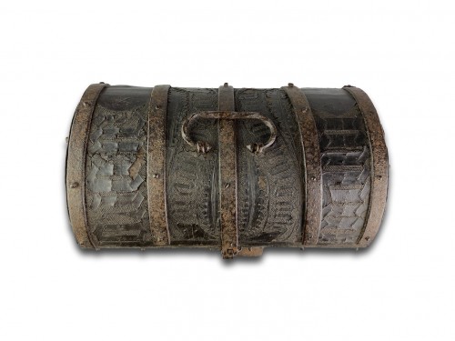 Coffret en cuir bouilli monté en fer - France XVe siècle - Objet de décoration Style 