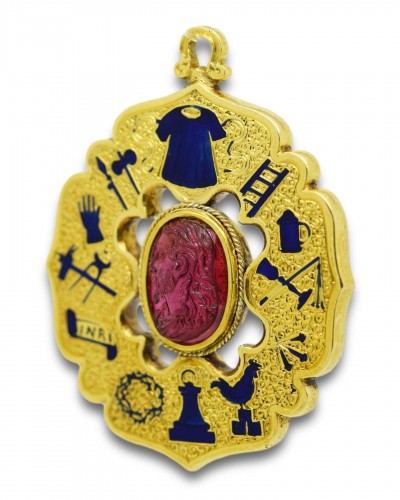 Antiquités - Pendentif quadrilobe en or et émail avec un camée Renaissance en grenat du Christ