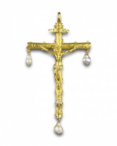 Pendentif crucifix Renaissance en or et émail, Espagne fin XVIe siècle. - 