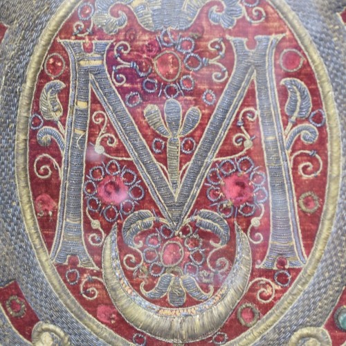 Art sacré, objets religieux  - Panneau dalmatique en velours rouge avec applications d'anges, Espagne XVIe siècle.