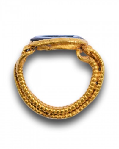 Avant JC au Xe siècle - Bague en or de la Rome avec une intaille nicolo d'un Bacchus barbu en hermès