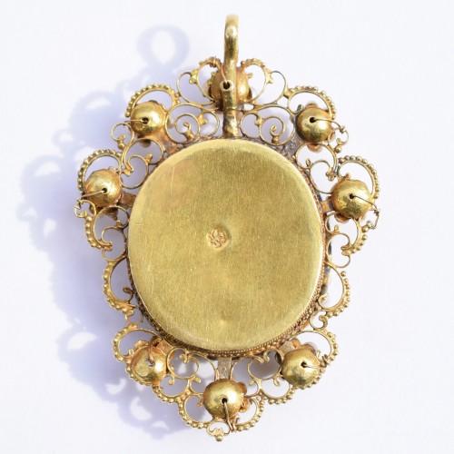 Pendentif dévotionnel en or avec l'Adoration des Mages. Hollande, XVIIIe siècle. - Matthew Holder