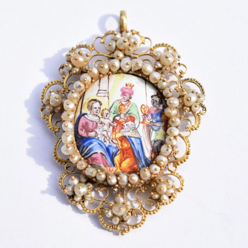 Antiquités - Pendentif dévotionnel en or avec l'Adoration des Mages. Hollande, XVIIIe siècle.
