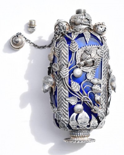  - Flacon de parfum en verre bleu monté sur argent, Allemagne  fin du XVIIe siècle