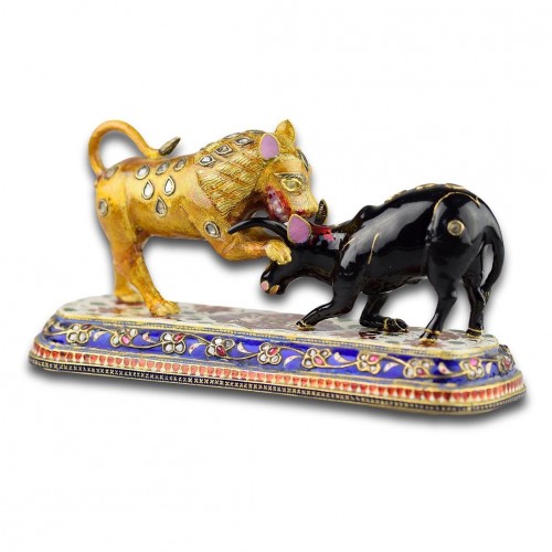 Antiquités - Groupe en or émaillé d'un lion attaquant un boeuf
