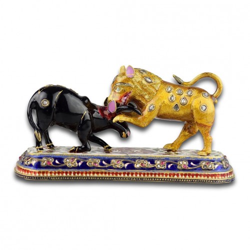 Antiquités - Groupe en or émaillé d'un lion attaquant un boeuf