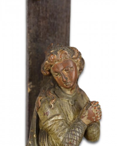 Antiquités - Retable de calvaire en bois polychrome, Français milieu du XVIe siècle