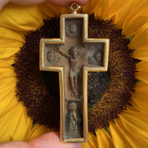 XVIIe siècle - Pendentif croix en bois monté sur or - Mexique vers 1600