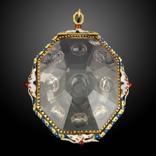 Bijouterie, Joaillerie  - Médaillon en cristal de roche, monté avec de l'or et des émaux, italien ou espagnol,