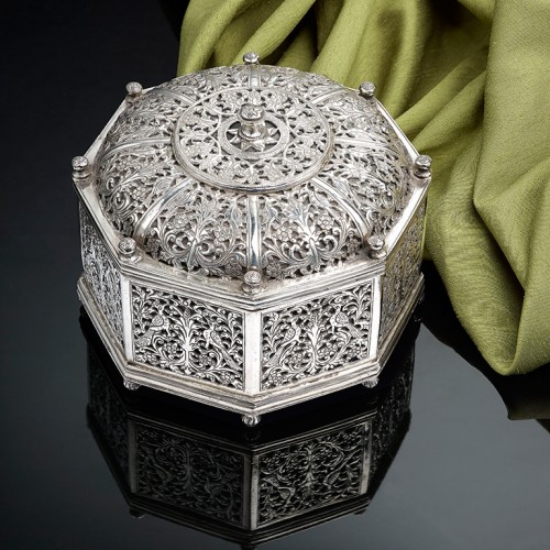 Boîte octogonale en argent indo-portugais (XVIIe siècle, Portugal) - Argenterie et Arts de la table Style 