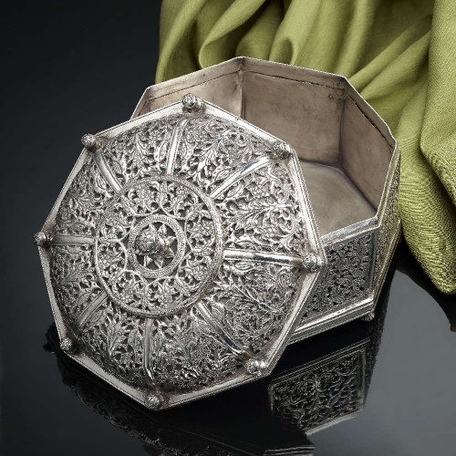 Argenterie et Arts de la table  - Boîte octogonale en argent indo-portugais (XVIIe siècle, Portugal)