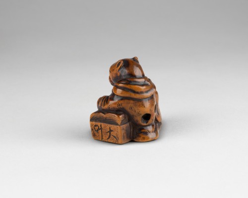 Antiquités - Netsuke, modèle représentant un renard déguisé en prêtre, Japon Edo