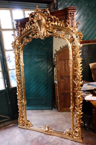 Miroirs, Trumeaux  - Monumentale paire de miroirs en bois doré, fin XIXe