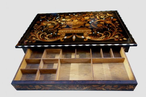 - Table Mazarine en bois noirci et marqueterie au « Jasmin » , fin XIXe