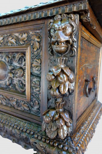 Mobilier Cabinet & Coffre - Coffre Cassone de mariage en noyer, XVIIe siècle