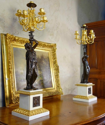 Luminaires Bougeoirs et Chandeliers - Grande paire de candélabres à l’antique signée James Pradier