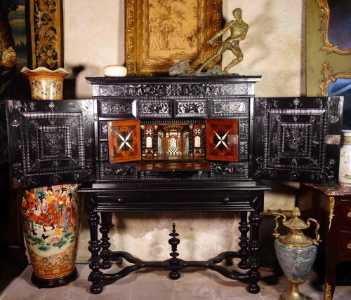 Cabinet d'ébène aux scènes de la Sainte Famille - Mobilier Style Louis XIII