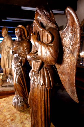 Antiquités - Grand couple d’anges en bois sculpté