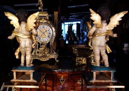 Antiquités - Paire d’anges céroféraires en bois polychrome sur sellettes