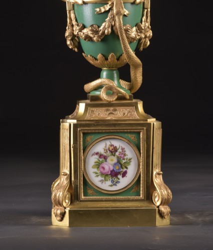 Horloge circulaire tournante Louis XVI en porcelaine de Sèvres - Horlogerie Style Louis XVI