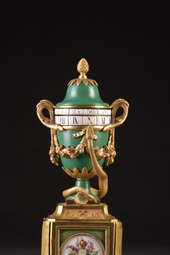 Horlogerie Pendule - Horloge circulaire tournante Louis XVI en porcelaine de Sèvres