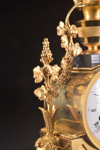 Antiquités - Pendule de cheminée Louis XVI en bronze doré