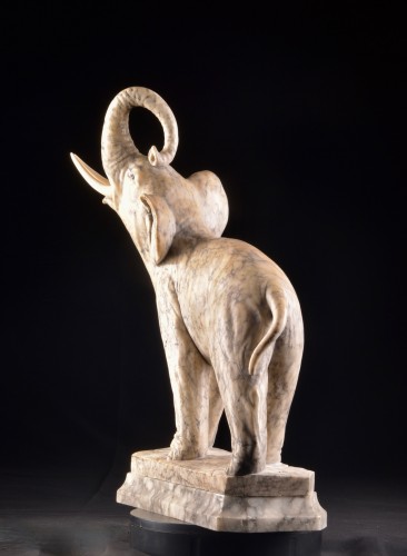 Sculpture Sculpture en Marbre - Gugliemo Pugi (1850-1915) , Grande sculpture en marbre d'un éléphant