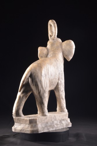 Gugliemo Pugi (1850-1915) , Grande sculpture en marbre d'un éléphant - Mora Antiques