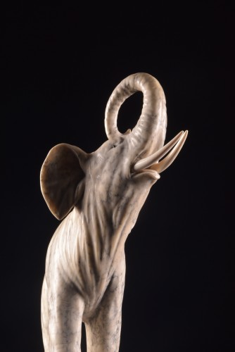 XXe siècle - Gugliemo Pugi (1850-1915) , Grande sculpture en marbre d'un éléphant