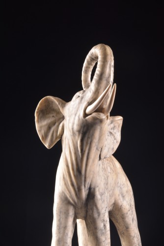 Gugliemo Pugi (1850-1915) , Grande sculpture en marbre d'un éléphant - Art nouveau