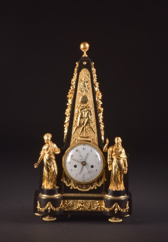 Grande pendule Obélisque avec calendrier, Fin XVIIIe - Horlogerie Style Louis XVI