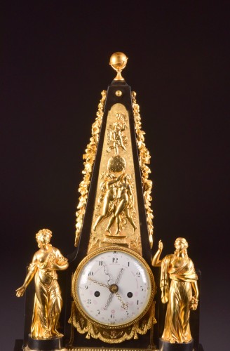 Horlogerie Pendule - Grande pendule Obélisque avec calendrier, Fin XVIIIe