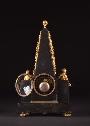 Grande pendule Obélisque avec calendrier, Fin XVIIIe - Mora Antiques