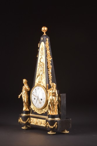 Antiquités - Grande pendule Obélisque avec calendrier, Fin XVIIIe
