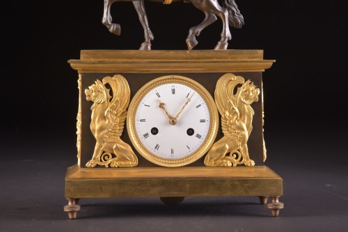 Horlogerie Pendule - Cupidon à cheval, une pendule Directoire en bronze doré