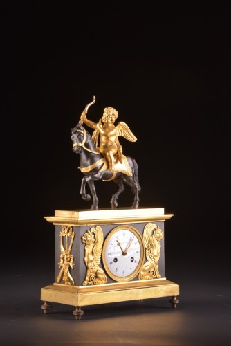 XVIIIe siècle - Cupidon à cheval, une pendule Directoire en bronze doré