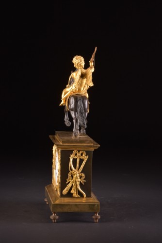 Directoire - Cupidon à cheval, une pendule Directoire en bronze doré