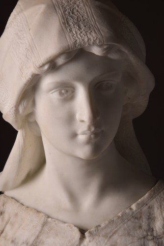 Grand buste de jeune femme en marbre de Carrare bicolore - Mora Antiques