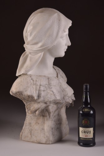 XXe siècle - Grand buste de jeune femme en marbre de Carrare bicolore