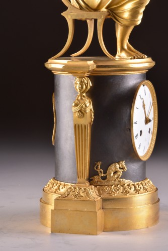 Pendule Empire en bronze doré et patiné circa 1810 - Mora Antiques