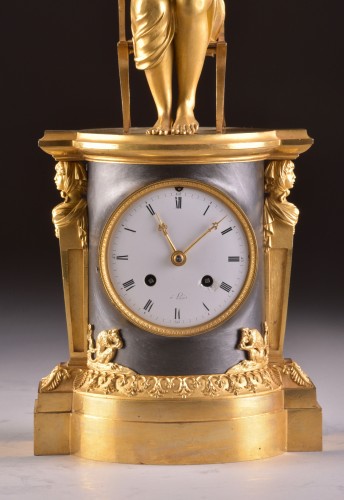 XIXe siècle - Pendule Empire en bronze doré et patiné circa 1810