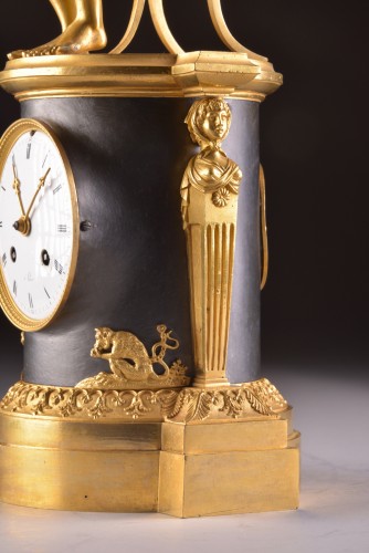 Antiquités - Pendule Empire en bronze doré et patiné circa 1810