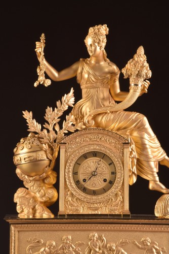 Horlogerie Pendule - Grande pendule en bronze doré, Déesse à la corne d'abondance